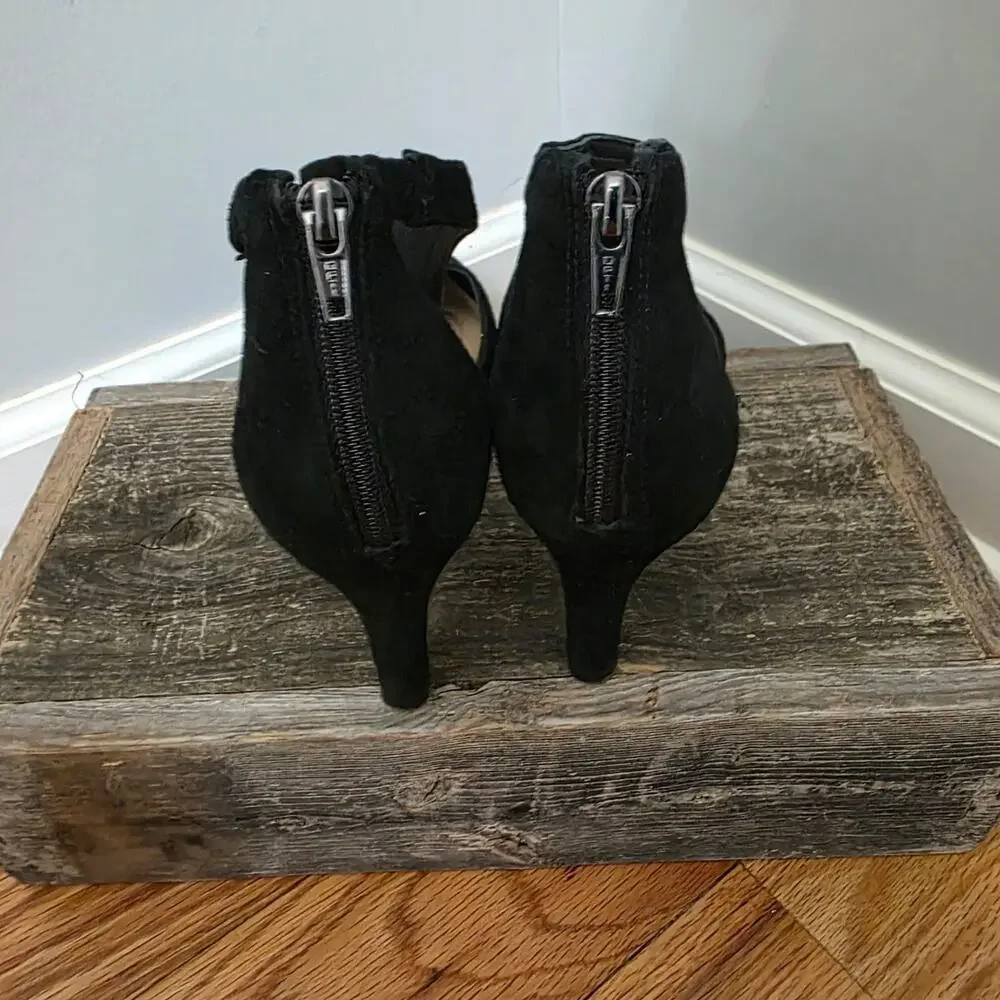 ​Clarks Artisan Black Suede T-Strap Pointed Toe Pumps Back Zip Heels Size 7.5
